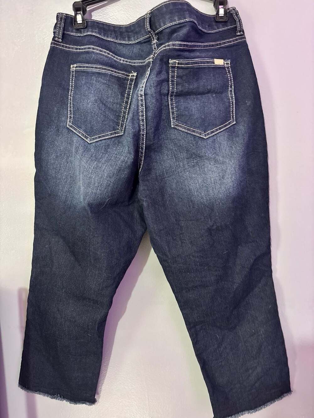 Jennifer Lopez Dark Wash Raw Hem Capri Jeans - Picture 3 of 3